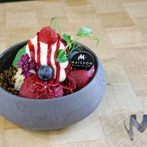 Coupe glacée et fruits frais
