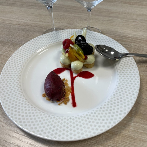 Dessert signature (sablé breton, pistache et fruits frais)